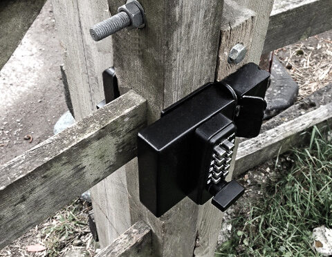Serrure à combinaison sans clé sur portail en bois