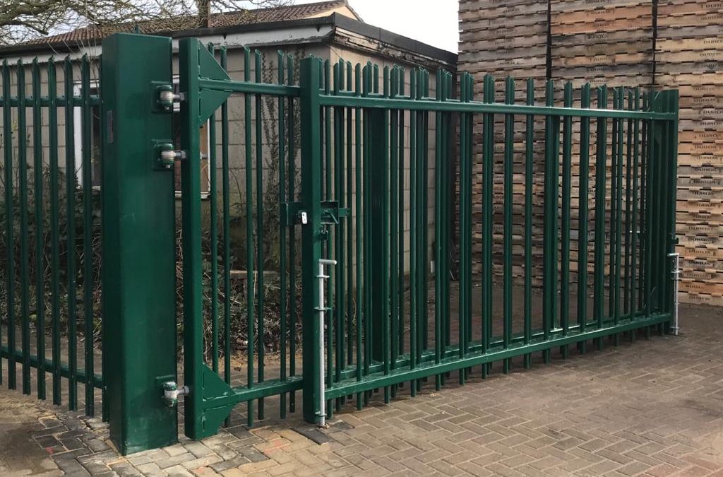 Green bi-fold gate with superhinges