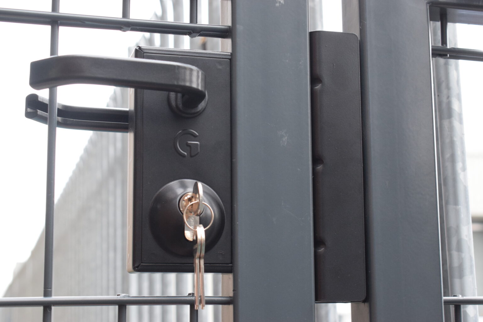 Gate locks with code or with key? Different lock types