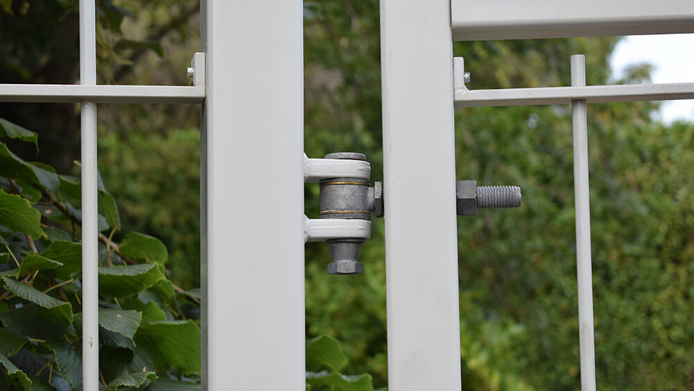 portail métallique avec charnière de portail à usage intensif entre le poteau et le vantail de la porte