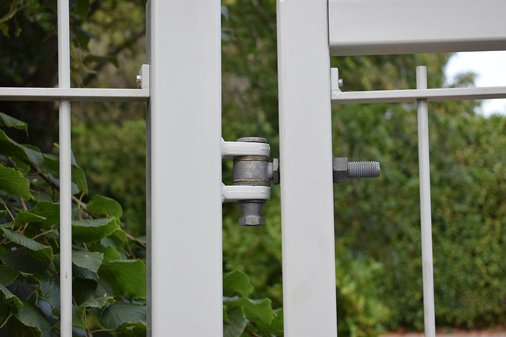 metal gate with heavy duty gate hinge between gate post and gate leaf