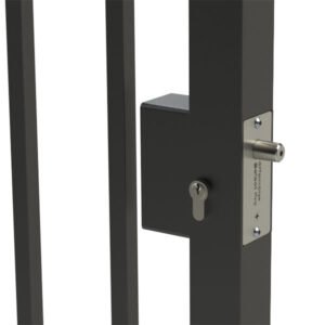 une serrure de portail à souder installée sur un portail métallique à section en caisson