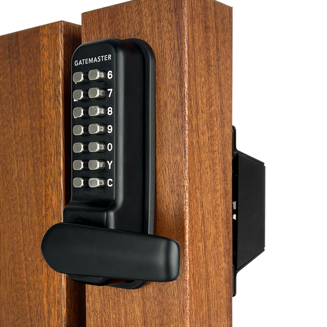 rapidreset superlatch on wooden gate product photo