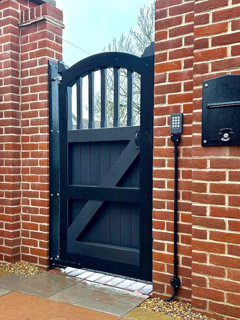 Hydraulic gate closer in gate