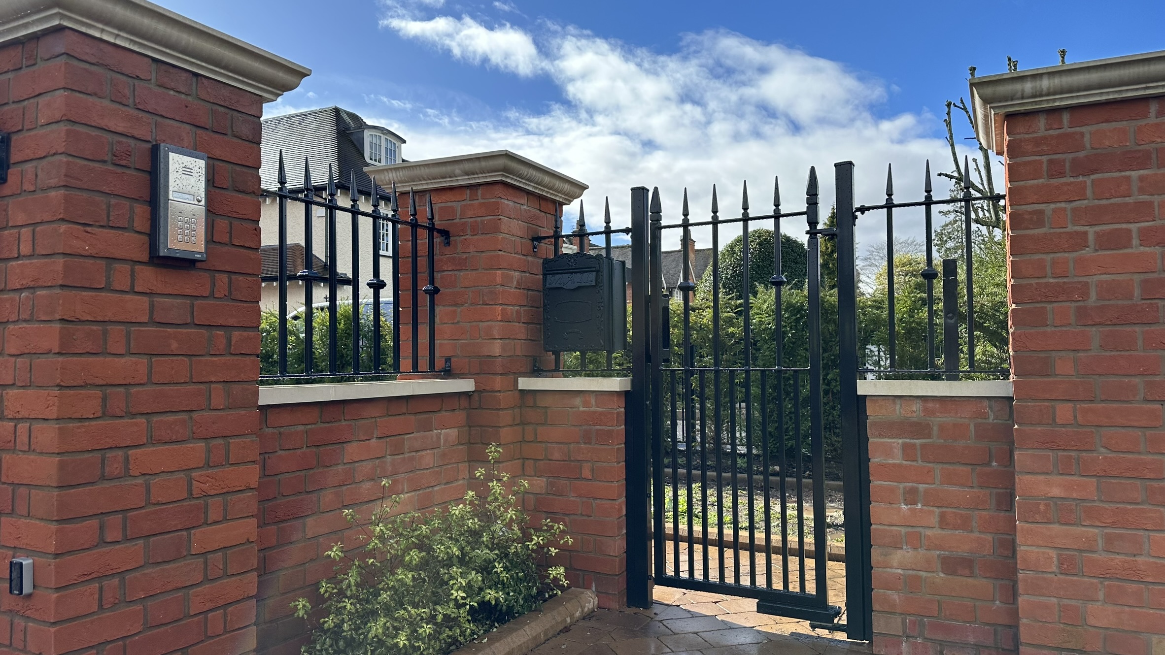 APS hydraulic gate closer product image on gate